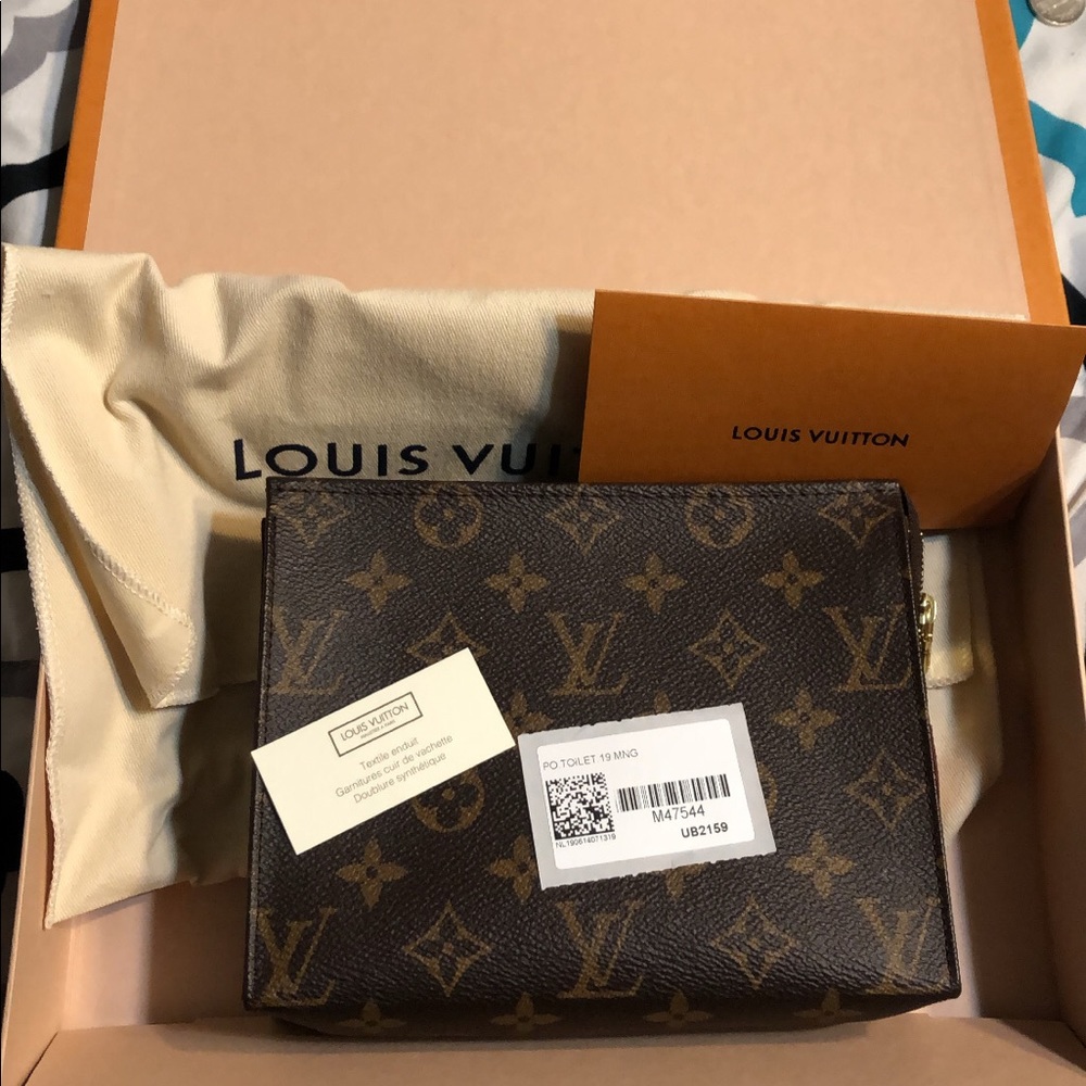 Louis Vuitton Toiletry 19